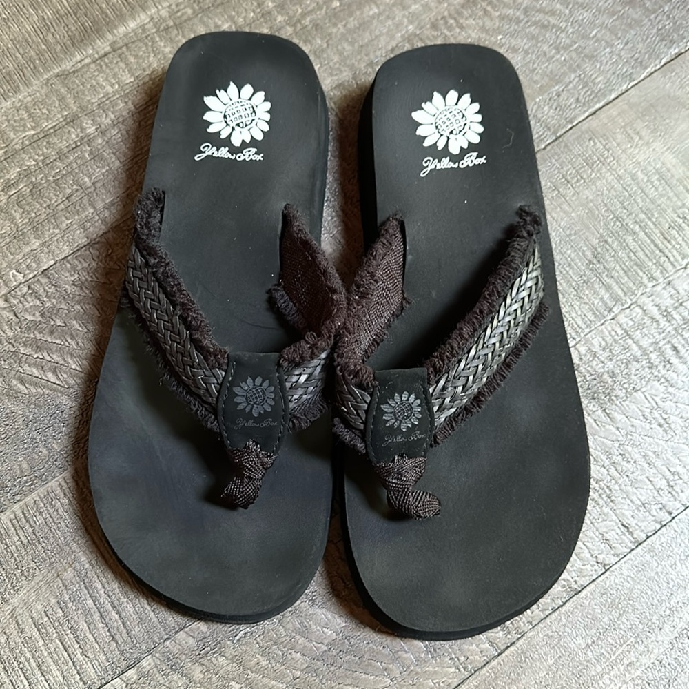 Yellow box flip-flops, black size 7.5